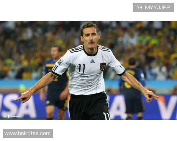 绿帽足球球星的背后故事:从失落到自我救赎的心路历程 绿帽足球球星的背后故事:从失落到自我救赎的心路历程